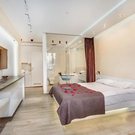 Luxury Boutique Center Apartment *